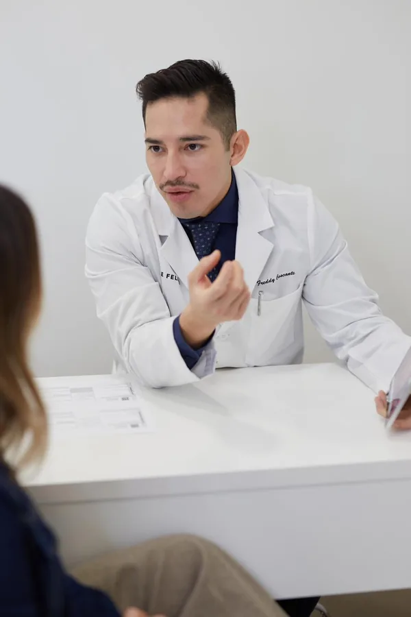 El Dr. Freddy Cascante, médico estético, en su consulta del Eixample de Barcelona